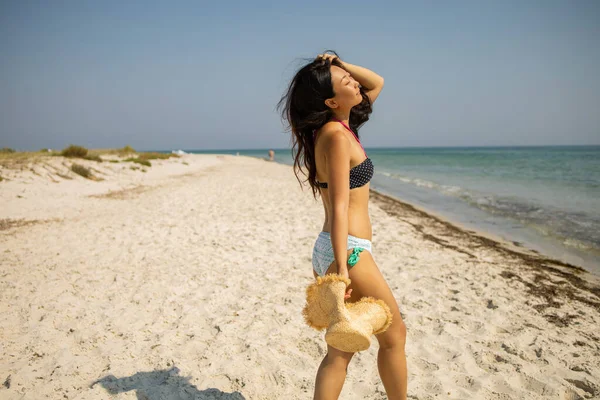 Schöne Asiatische Frau Bikini Einem Tropischen Strand Porträt Einer Glücklichen — Stockfoto