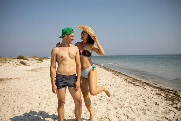 Giovane Coppia Interrazziale Felice Passeggiando Lungo Spiaggia Sorridendo Tenendosi Altro — Foto Stock
