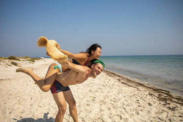 Joven Pareja Interracial Feliz Caminando Por Playa Sonriendo Abrazándose Mujer — Foto de Stock