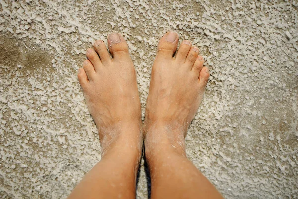 Bare Foot Sea Salt Deposits Shores Beautiful Pink Lake — Stock Photo, Image