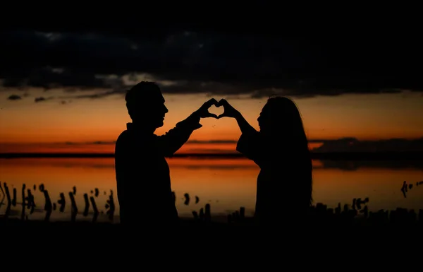 Silhouetten Eines Sich Umarmenden Paares Vor Dem Sonnenuntergang Meer Oldtimer — Stockfoto