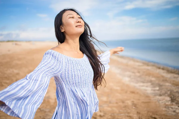 Kollarını Açmış Kumsalda Esintiyi Hisseden Mutlu Asyalı Kadın Kumsalda Kollarını — Stok fotoğraf