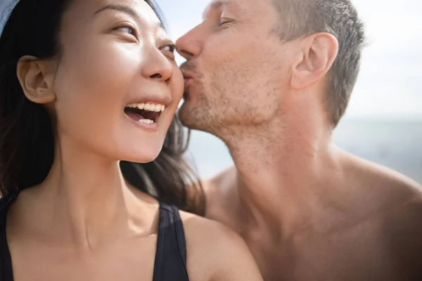 Ζευγάρι Χαλαρώνοντας Στην Παραλία Λήψη Selfie Φωτογραφία Κάμερα Smartphone Νεαρό — Φωτογραφία Αρχείου