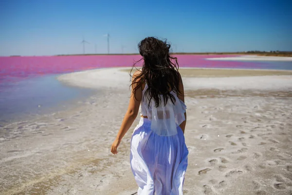 Beyaz Uzun Elbiseli Güzel Asyalı Kadın Turist Pembe Tuz Gölünde — Stok fotoğraf