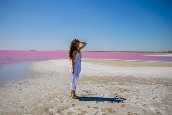 Beyaz Uzun Elbiseli Güzel Asyalı Kadın Turist Pembe Tuz Gölünde — Stok fotoğraf