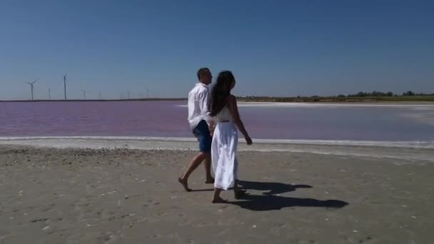 Genç Mutlu Irklar Arası Bir Çift Pembe Göl Kıyısında Yürüyorlar — Stok video