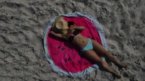 Sommar Semester Garvning Flicka Bär Solhatt Stranden Vit Sand Skott — Stockvideo