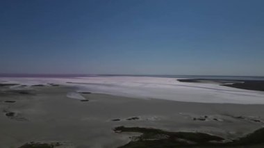 Egzotik spa merkezi. Doğa güzelliği. Pembe tuzlu göl suyu. Güneşli yaz gününde yukarıdan aşağıya geniş açı.