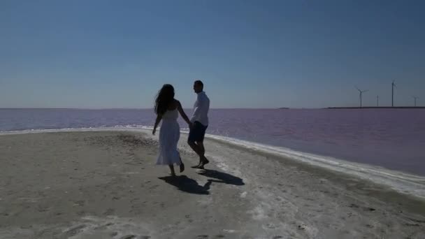 Joven Pareja Interracial Feliz Caminando Largo Playa Lago Rosa Sonriendo — Vídeos de Stock