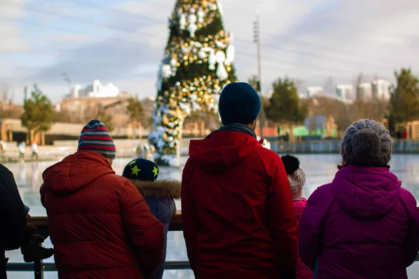 Persone Movimento Godendo Pattinaggio Ghiaccio Durante Bellissimo Inverno Ucraina — Foto Stock