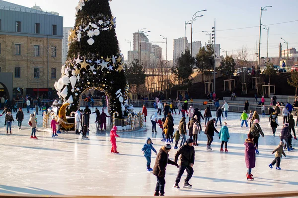 Ukrayna 'da kış aylarında buz pateni yapan insanlar..