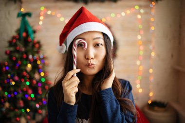 Asyalı Kadın Kutlama Hazırlıkları. Evdeki mutluluk. Profil Görünümü. Tatil kavramı. Kafkas Genç Kadın. Noel Ağacı Süsleme.