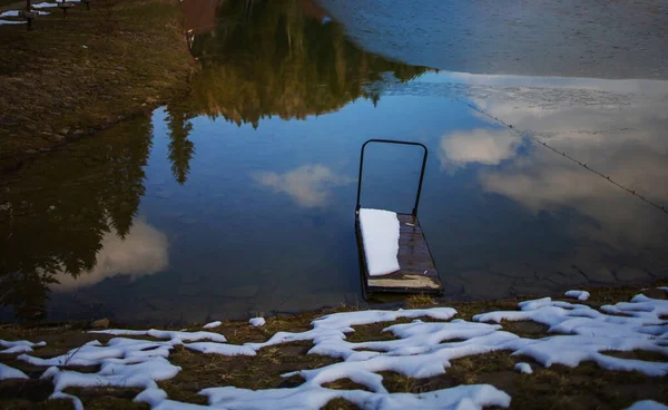 Inverno Neve Pôr Sol Floresta Lago Paisagem Com Reflexão — Fotografia de Stock