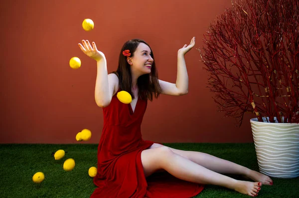美丽的女人收获从树上的柠檬 — 图库照片