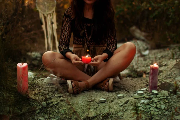 Femme Asiatique Avec Des Bougies Fond Forêt Concept Sorcellerie — Photo