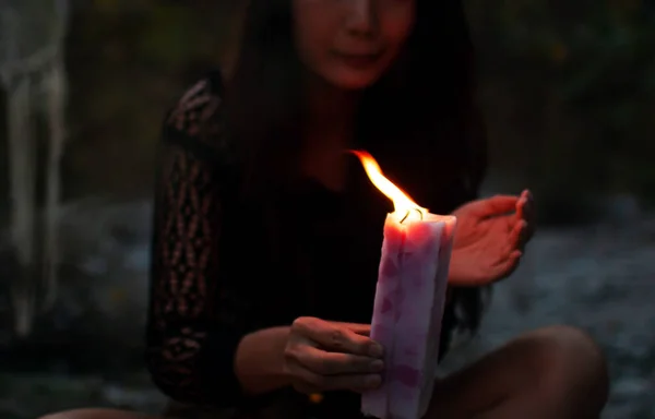 在森林深处拿着蜡烛的亚洲女人巫术的概念 — 图库照片