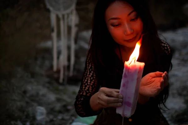 Mujer Asiática Con Velas Profundo Del Bosque Concepto Brujería — Foto de Stock