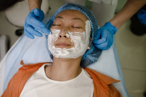 Wanita Asia Menerima Laser Dan Perawatan Wajah Usg Pusat Resor — Stok Foto