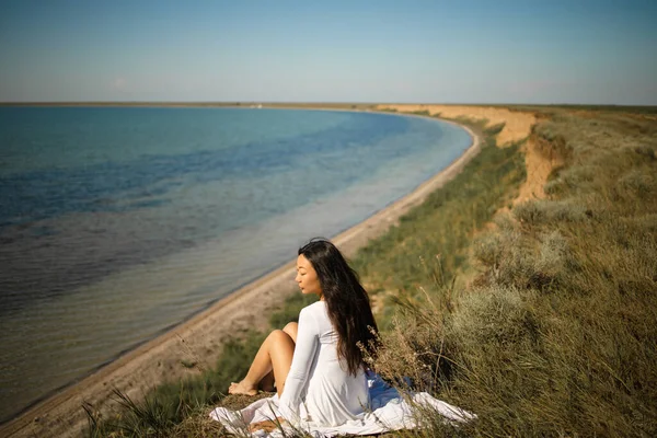Asyalı Bir Kız Okyanusa Bakan Bir Kayanın Üzerinde Sessizce Oturuyor — Stok fotoğraf