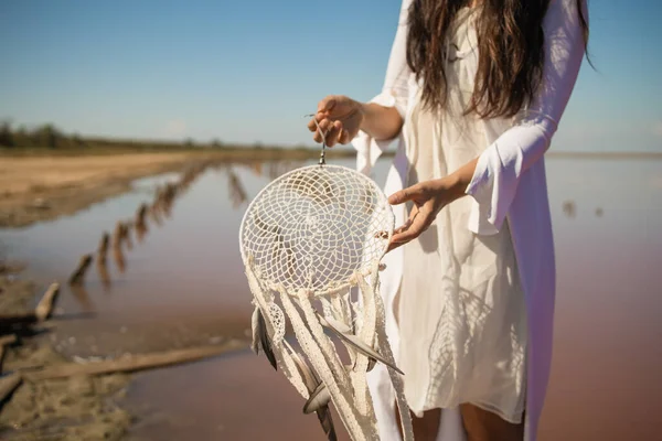 Krásná Asijská Dívka Mladá Žena Bílých Šatech Pláži Růžové Jezero — Stock fotografie