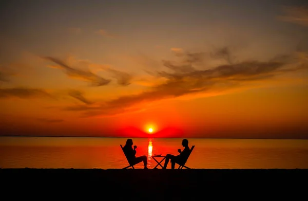 Silhouette Couple Romantique Amoureux Embrasser Embrasser Coucher Soleil Coloré Sur — Photo