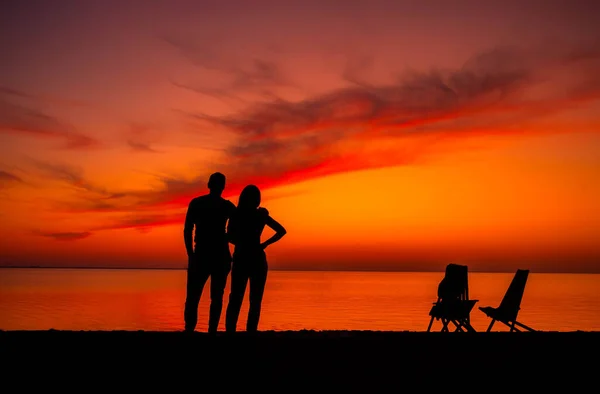 Silhuetas Casal Abraçando Contra Céu Por Sol Perto Mar Foto — Fotografia de Stock