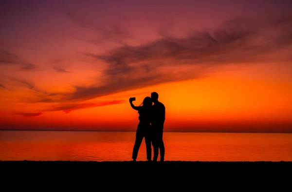 Silhouette Coppia Romantica Amanti Abbraccio Bacio Tramonto Colorato Sfondo Love — Foto Stock