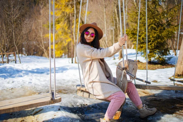 Femme Asiatique Sur Une Balançoire Amusez Vous Dans Parc Hiver — Photo