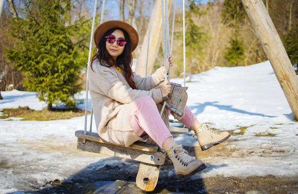 Asian Woman Swing Have Fun Winter Park — Stock Photo, Image