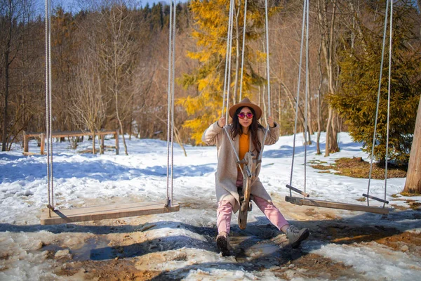 Femme Asiatique Sur Une Balançoire Amusez Vous Dans Parc Hiver — Photo