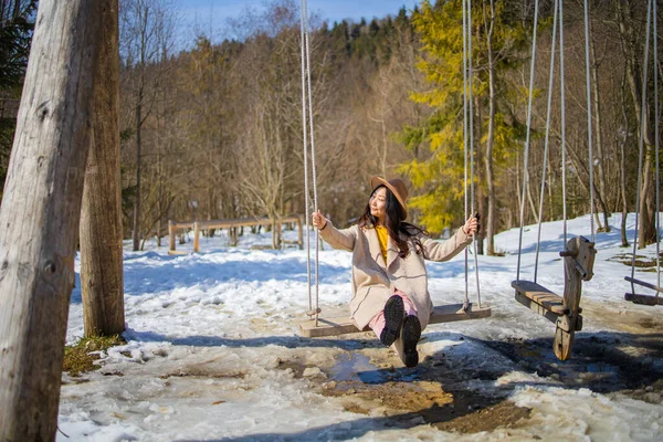 Femme Asiatique Sur Une Balançoire Amusez Vous Dans Parc Hiver — Photo