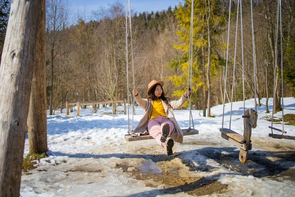 Азиатка Качелях Веселится Зимнем Парке — стоковое фото