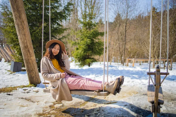 Mulher Asiática Balanço Divertir Parque Inverno — Fotografia de Stock