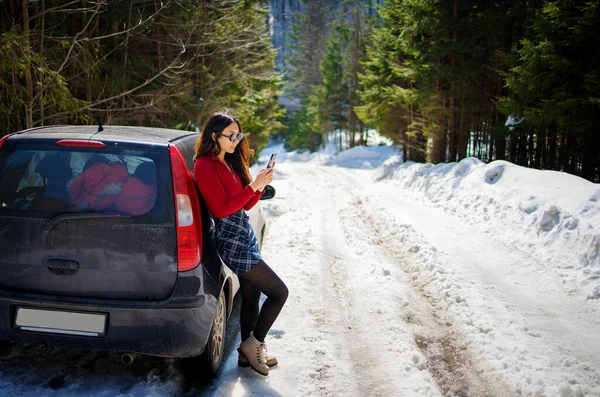 아시아인 도로에서 자동차 있습니다 날씨에 눈덮인 나무들 전화를 — 스톡 사진