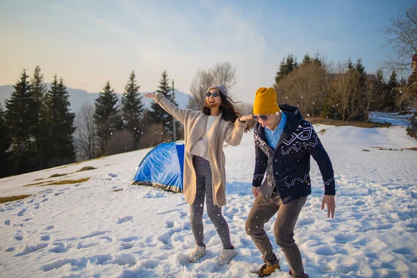 Genç Melez Çift Kış Tatilinde Karda Eğleniyor — Stok fotoğraf