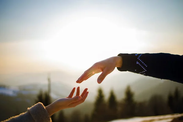 Νεαρό Ζευγάρι Αγγίζουν Χέρια Στην Κορυφή Του Βουνού Την Ηλιόλουστη — Φωτογραφία Αρχείου