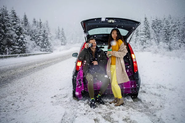 Портрет Молодой Смешанной Расы Сидящей Багажнике Автомобиля Снегом Холодном Зимнем — стоковое фото