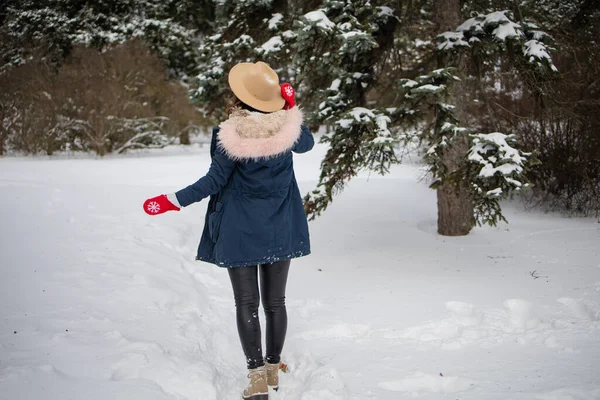 冬季森林里戴红色针织手套的女人 — 图库照片