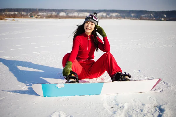 Divat Téli Fotó Gyönyörű Ázsiai Sport Ruhák Pózol Snowboard Erdőben — Stock Fotó