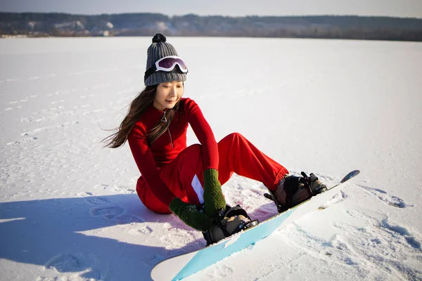 Divat Téli Fotó Gyönyörű Ázsiai Sport Ruhák Pózol Snowboard Erdőben — Stock Fotó