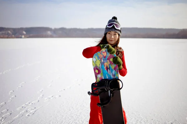 Divat Téli Fotó Gyönyörű Ázsiai Sport Ruhák Pózol Snowboard Erdőben — Stock Fotó