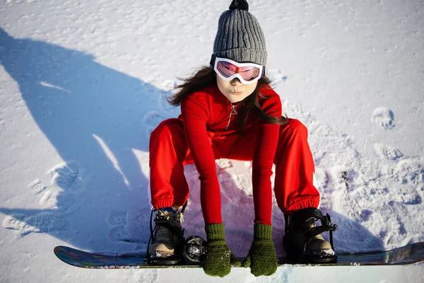Модная Зимняя Фотография Красивой Азиатки Спортивной Одежде Позирующей Сноубордом Лесу — стоковое фото