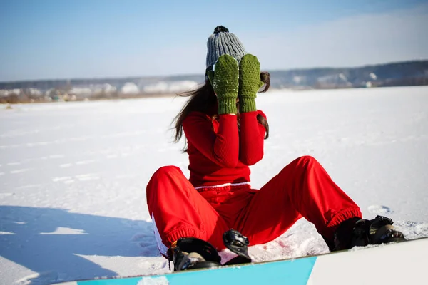 Модная Зимняя Фотография Красивой Азиатки Спортивной Одежде Позирующей Сноубордом Лесу — стоковое фото