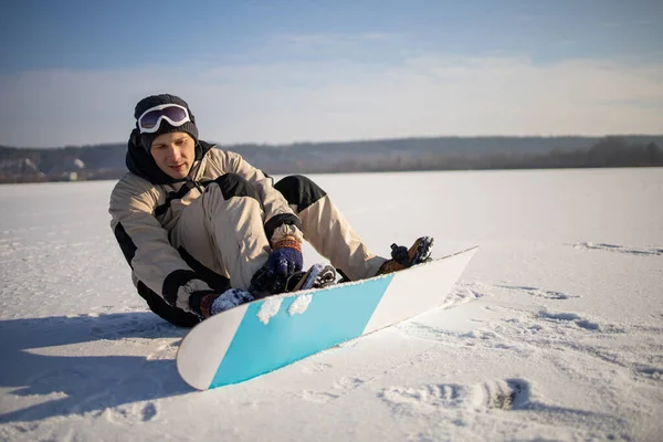 Человек Сноубордом Стоящим Горе Фоне Зимнего Леса Зимний Отдых Здоровый — стоковое фото