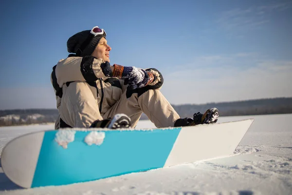 Человек Сноубордом Стоящим Горе Фоне Зимнего Леса Зимний Отдых Здоровый — стоковое фото