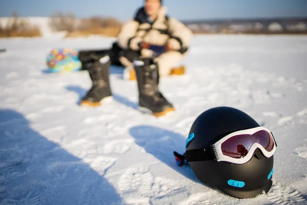 Man Med Snowboard Står Ett Berg Bakgrunden Vinterskogen Fritidsaktiviteter Vintern — Stockfoto