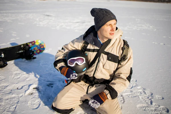 Man Med Snowboard Står Ett Berg Bakgrunden Vinterskogen Fritidsaktiviteter Vintern — Stockfoto