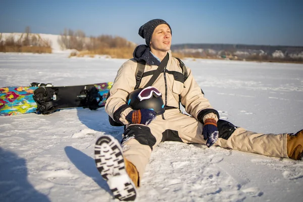 Man Med Snowboard Står Ett Berg Bakgrunden Vinterskogen Fritidsaktiviteter Vintern — Stockfoto