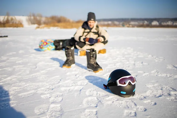 Man Med Snowboard Står Ett Berg Bakgrunden Vinterskogen Fritidsaktiviteter Vintern — Stockfoto