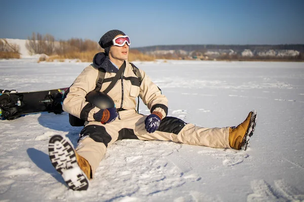 Man Med Snowboard Står Ett Berg Bakgrunden Vinterskogen Fritidsaktiviteter Vintern — Stockfoto